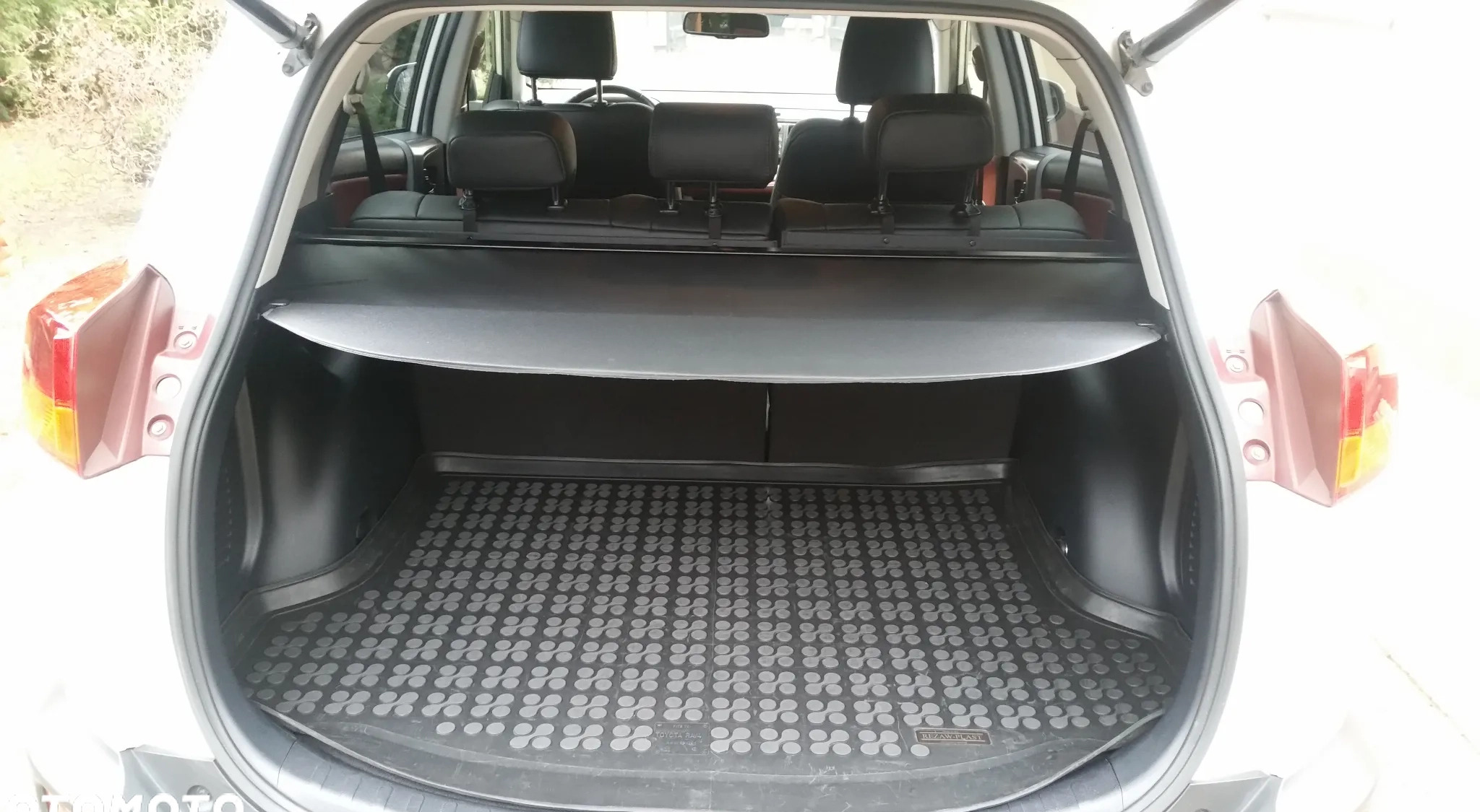 Toyota RAV4 cena 70500 przebieg: 209900, rok produkcji 2015 z Koluszki małe 106